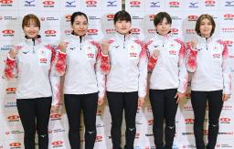 　ポーズをとるカーリング女子日本代表のフォルティウス＝１８日、札幌市
