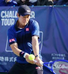 　復帰戦でプレーする男子テニスの錦織圭＝横浜市