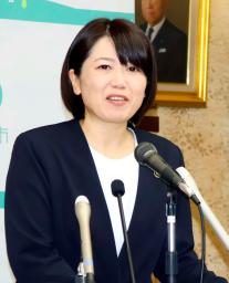 　定例記者会見をする前橋市の小川晶市長＝１８日午前、前橋市役所