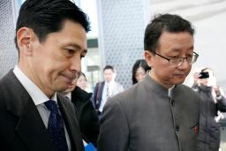 　中国外務省の劉勁松アジア局長（右）との協議を終えた日本外務省の金井正彰アジア大洋州局長＝１８日、北京（共同）