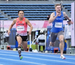 　男子１００メートル決勝　力走する佐々木琢磨（左）＝駒沢陸上競技場