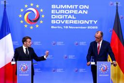 　デジタル関連イベントで記者会見するフランスのマクロン大統領（左）とドイツのメルツ首相＝１８日、ベルリン（ロイター＝共同）