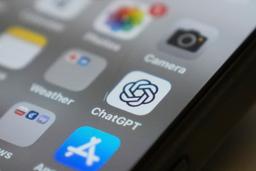 　スマートフォンに表示されたチャットＧＰＴのアプリ＝８月（ＡＰ＝共同）