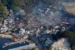 　大分市佐賀関の大規模火災現場＝１９日午前８時４５分（共同通信社ヘリから）