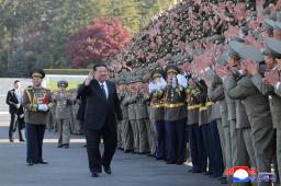 　創設８０年に合わせ社会安全省を訪問した北朝鮮の金正恩朝鮮労働党総書記（中央）＝１８日（朝鮮中央通信＝共同）
