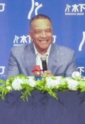 　自身がＣＭに出演している木下グループのイベントに出席し、大谷らについて語る米大リーグ、ドジャースのロバーツ監督＝１９日、東京都内