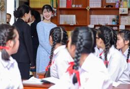 　ラオス首都ビエンチャンの学校を訪れ、生徒らと言葉を交わされる愛子さま＝１９日（代表撮影・共同）