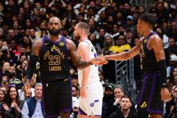 　ジャズ戦に出場したレーカーズの八村塁（右）とＬ・ジェームズ（左）＝１８日、ロサンゼルス（ＮＢＡＥ・ゲッティ＝共同）