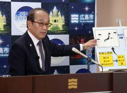 　広島市役所で記者会見する松井一実市長＝１９日午後