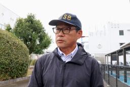 　取材に応じる運輸安全委員会の日下順詞航空事故調査官＝１９日午後４時４分、佐賀市