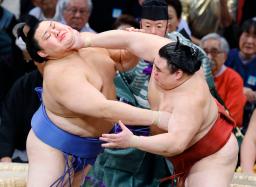 　隆の勝（右）に攻められる大の里。引き落としで敗れる＝福岡国際センター