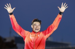 　男子４００メートルで優勝し、表彰式で笑顔の山田真樹＝駒沢陸上競技場