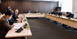 　甲府市議会で開かれた政治倫理審査会＝１９日午後、甲府市