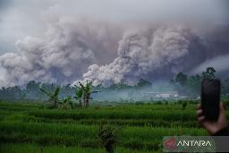 　インドネシア・スメル火山の噴煙＝１９日（アンタラ＝共同）