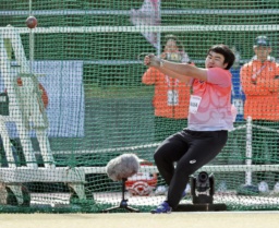 　男子ハンマー投げ決勝　投てきする遠山莉生＝２０日、大井ふ頭中央海浜公園陸上競技場