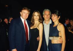 　富豪のエプスタイン氏（右から２人目）とトランプ氏（左端）＝２０００年１２月、米フロリダ州（ゲッティ＝共同）