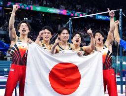 　パリ五輪の体操男子団体総合で優勝を決め、日の丸を手に喜ぶ（左から）杉野正尭、谷川航、萱和磨、岡慎之助、橋本大輝＝２０２４年７月（共同）