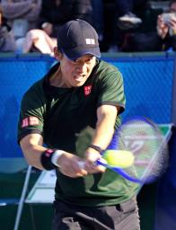 　テニスの横浜慶応チャレンジャー国際トーナメントの２回戦でプレーする錦織圭＝横浜市の慶大日吉コート