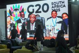 　Ｇ２０首脳会議で閉幕を告げる南アフリカのラマポーザ大統領のテレビ画面＝２３日、ヨハネスブルク（ＡＰ＝共同）