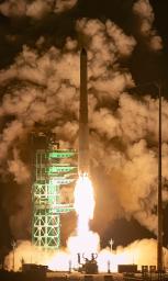 　２７日未明、韓国・高興から打ち上げられたロケット「ヌリ号」（聯合＝共同）