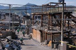 　報道陣に公開された、大規模火災現場の立ち入り規制区域内＝２７日午前、大分市佐賀関