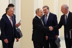 　ロシア・サンクトペテルブルクで顔を合わせた米国のウィットコフ和平交渉担当特使（左端）やロシアのウシャコフ大統領補佐官（右から２人目）ら＝４月（ロシア大統領府提供・タス＝共同）