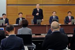 　公明党の会合であいさつする斉藤代表（奥中央）＝２７日午前、東京都新宿区の党本部