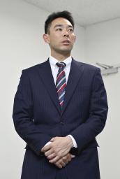 　契約更改を終え、取材に応じる広島・秋山＝２７日、マツダスタジアム