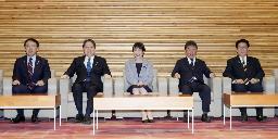 　２５日、閣議に臨む高市首相（中央）ら＝首相官邸