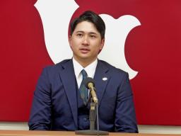 　契約更改交渉を終えて記者会見する巨人の泉口＝２７日、東京都内の球団事務所