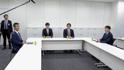 　会談に臨む４党の政調会長＝２７日午後、国会