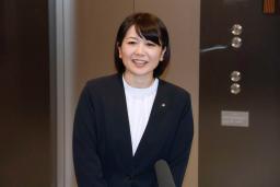 　市議会の辞職同意後、記者団の取材に応じる前橋市の小川晶市長＝２７日午後、前橋市