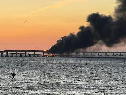 　ウクライナ南部クリミア半島とロシア本土を結ぶクリミア橋で発生した火災（タス＝共同）