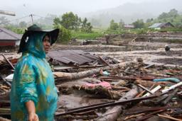 　２７日、インドネシアの西スマトラ州で洪水被害を確認する女性（ＡＰ＝共同）
