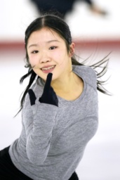　公開練習で調整するフィギュアスケート女子の中井亜美＝千葉県船橋市
