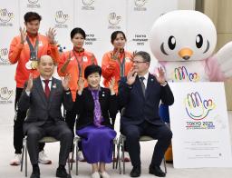 　記念撮影で、手をひらひらさせる手話の拍手を披露する国際ろう者スポーツ委員会（ＩＣＳＤ）のコーサ会長（前列右）と東京都の小池百合子知事（前列中央）ら＝２８日、東京都庁