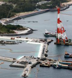 　埋め立て用土砂の投入作業が始まった、沖縄県名護市辺野古東側の大浦湾＝２８日午後（共同通信社機から）