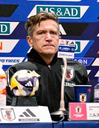 　記者会見するサッカー女子日本代表「なでしこジャパン」のニールセン監督＝２８日、ピーススタジアムｂｙＳｏｆｔＢａｎｋ