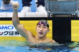 　男子１００メートル平泳ぎで優勝し、ガッツポーズする大橋信＝東京アクアティクスセンター