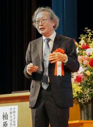 　京都大で講演する柏原正樹特任教授＝２８日午後、京都市左京区