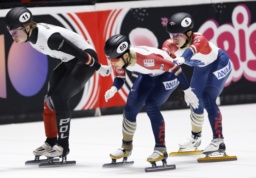 　男子５０００メートルリレー予選　宮田将吾（右）からタッチを受ける吉永一貴＝ドルドレヒト（共同）