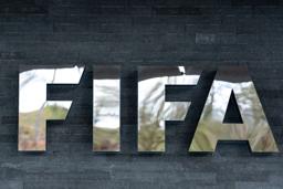 　チューリヒの本部にかかるＦＩＦＡのロゴ（ｋｅｙｓｔｏｎｅ提供・ＡＰ＝共同）