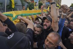 　イスラエル軍に殺害されたヒズボラ幹部の葬儀に参列した支持者ら＝２４日、レバノン・ベイルート（ゲッティ＝共同）