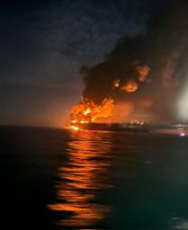 　黒海で黒煙を上げる「影の船団」のタンカー＝２８日（トルコ海事当局提供・ロイター＝共同）