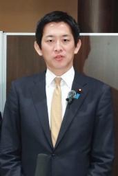 　記者団の取材に応じる自民党の小林政調会長＝２９日午後、甲府市