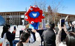 　撤去される前にミャクミャクのモニュメントを撮影する「旅立ちセレモニー」の参加者＝２９日午前、大阪市此花区の夢洲