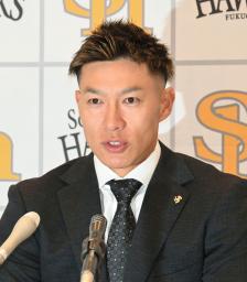 　契約更改交渉を終え、記者会見するソフトバンク・柳田＝２９日、みずほペイペイドーム