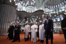 　２９日、トルコ・イスタンブールのブルーモスクを訪れたローマ教皇レオ１４世（中央）（ＡＰ＝共同）