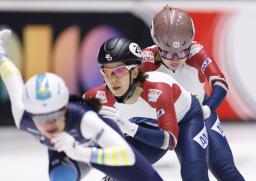 　２７日、女子３０００メートルリレー順位決定戦で、平井亜実（中央）にタッチする黒川輝衣（奥）＝ドルドレヒト（共同）