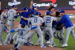 　ブルージェイズを破ってワールドシリーズ制覇を決め、喜ぶドジャースの選手たち＝２日、トロント（ＡＰ＝共同）